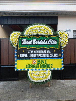 Papan Bunga Duka di Penengahan
