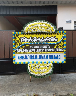 Papan Bunga Duka di Penengahan