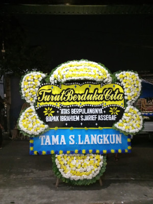 Papan Bunga Duka di Penengahan